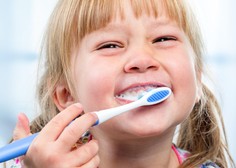 Če se vaš otrok upira ščetkanju zob, mu lahko pomagate s TEM dejanjem
