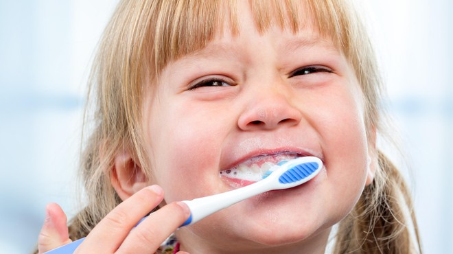 Če se vaš otrok upira ščetkanju zob, mu lahko pomagate s TEM dejanjem (foto: Profimedia)