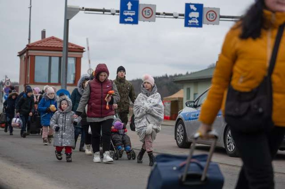Spanje na tleh, vojaške kontrole, dolga pot (žalostne zgodbe bega pred vojno) (foto: Tamino Petelinšek/STA)