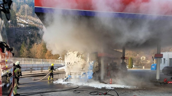 FOTO in VIDEO: Skrajno NEVARNO! Zagorelo na bencinskem servisu (foto: Gasilci Prevalje)