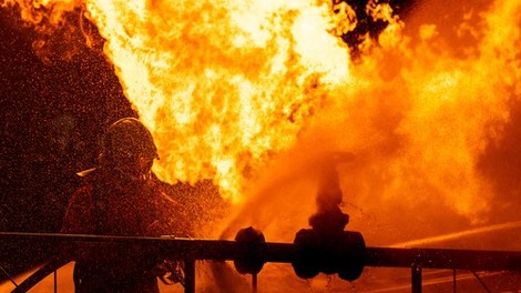 Dramatično jutro pri sosedih: ogenj uničil večji objekt, prebivalci dobili stroga navodila!