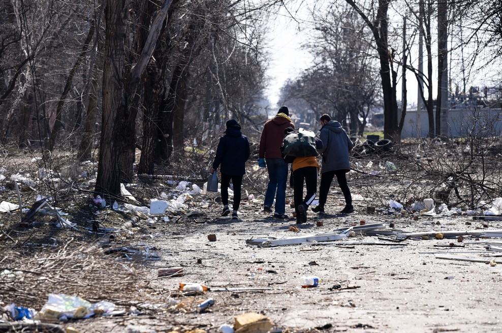 V Mariupolju je po ocenah oblasti brez ogrevanja ter ob pomanjkanju vode in hrane ujetih okoli 300.000 prebivalcev. (foto: Profimedia)