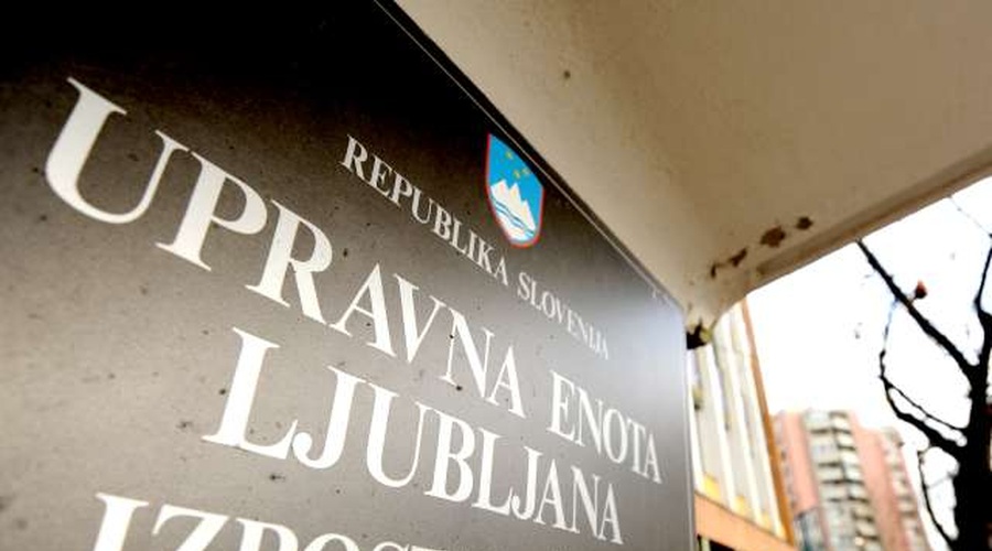 Upravne enote po Sloveniji so spremenile čas poslovanja (foto: Tamino Petelinšek/STA)