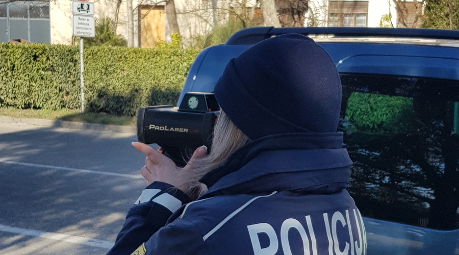 Vozniki, POZOR! Na kar 600 lokacijah po Sloveniji bodo hitrost spremljali policisti (foto: Policijska uprava Nova Gorica)