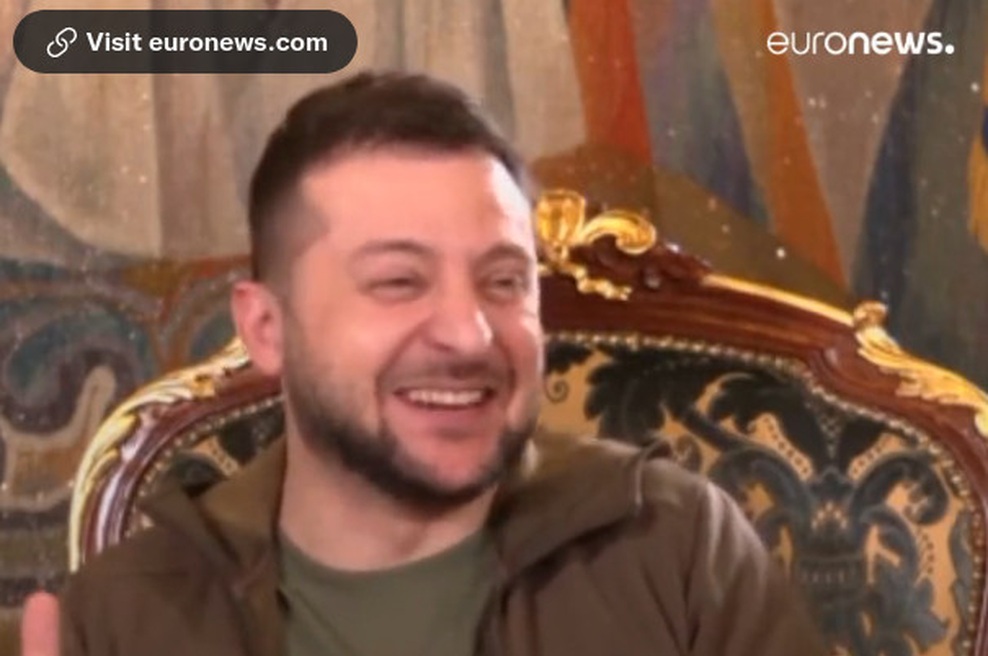 Je Zelenski raje v kontaktu z Macronom ali Johnsonom? Odgovor VAS bo NASMEJAL do solz! (foto: Twitter/euronews)