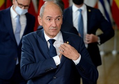 Janez Janša spet na sodišču, tokrat zaradi Twitterja: sodnici pojasnil, zakaj ne priznava krivde