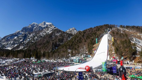 Za junake zime navijali otroci iz vse Slovenije Smučarska zveza Slovenije in Zavarovalnica Triglav za varnejšo in bolj zdravo prihodnost otrok