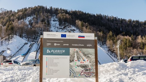 Planiški spektakel v polnem teku: kako do skakalnic in kje bodo zapore?