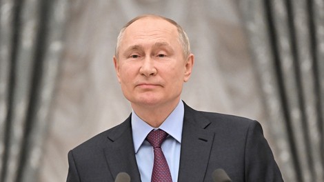 Putin z eno potezo dvignil vrednost rublja. Mu bo uspelo Rusijo ubraniti pred zlomom gospodarstva?