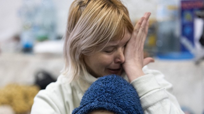 Zgodbe razdrtih ukrajinskih družin: ženske, ki so morale zapustiti može in z otroki oditi v neznano (foto: Profimedia)