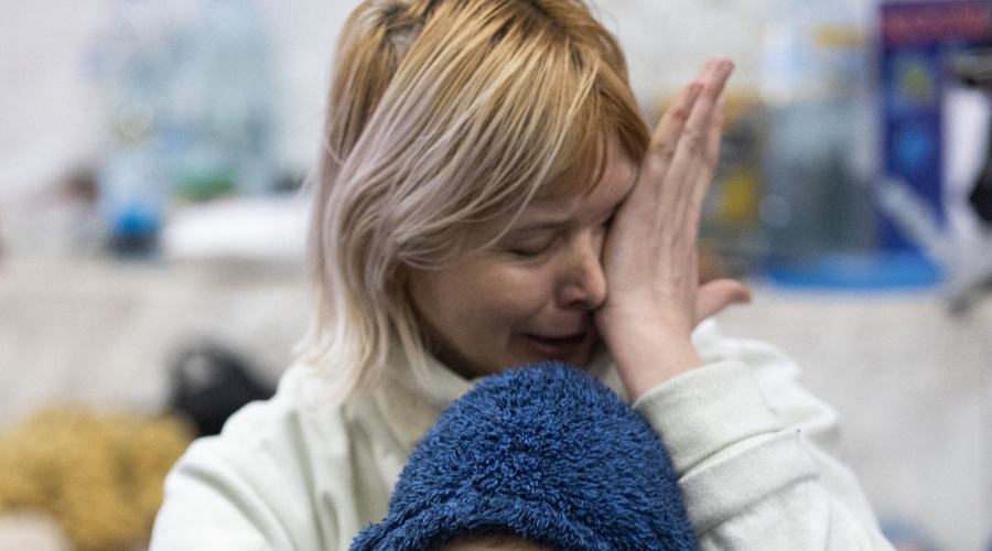 Zgodbe razdrtih ukrajinskih družin: ženske, ki so morale zapustiti može in z otroki oditi v neznano (foto: Profimedia)