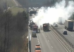 Požar na štajerski avtocesti: previdno, zagorelo je vozilo