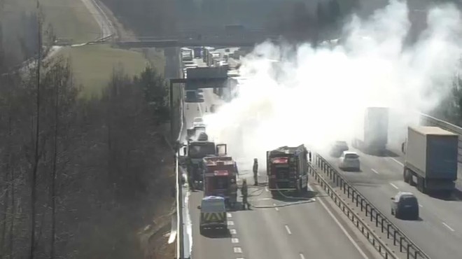 Požar na štajerski avtocesti: previdno, zagorelo je vozilo (foto: PROMET.SI)