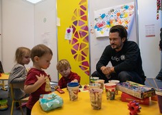 Orlando Bloom se je v Moldaviji srečal z otroki begunci iz Ukrajine (FOTO)