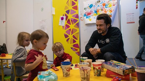 Orlando Bloom se je v Moldaviji srečal z otroki begunci iz Ukrajine (FOTO)
