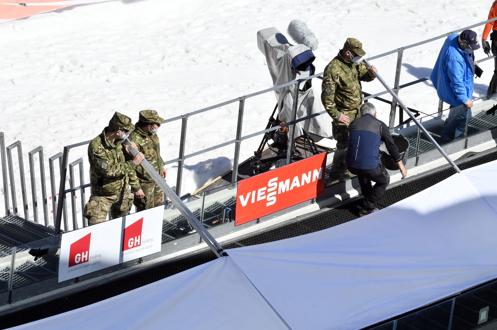 Ste tudi vi med spremljanjem orlov ob skakalnici opazili VOJAKE? Razkrivamo, kaj so tam počeli (foto: Bobo)