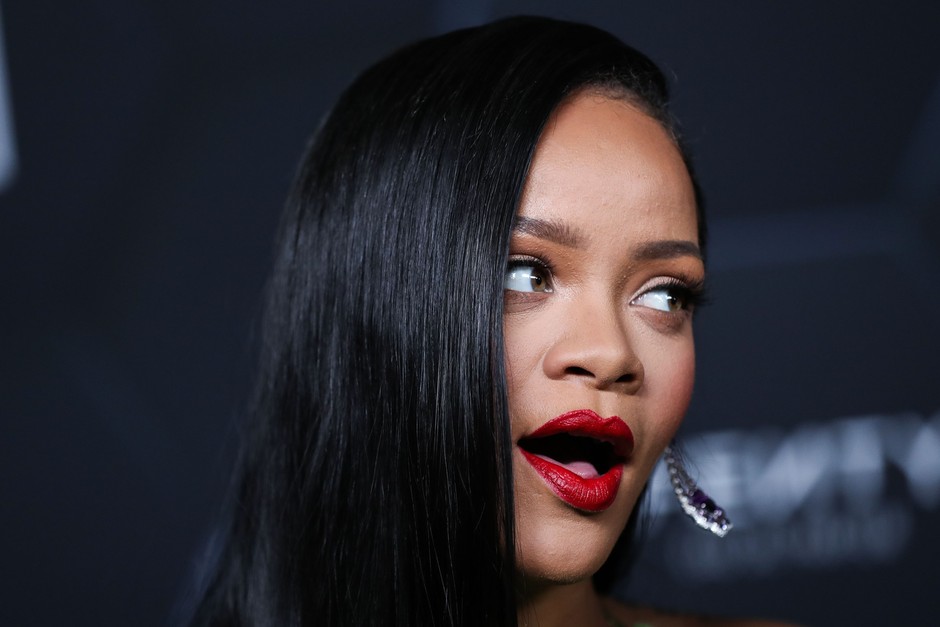 Priljubljena pevka Rihanna je maja letos z ameriškim raperjem ASAP Rockyjem dobila sina. Paparaci so jo po porodu lovili v …