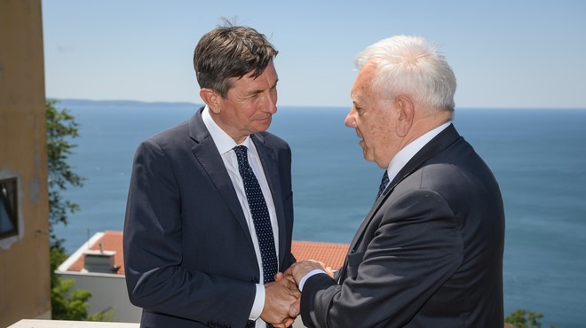 Predsednika Borut Pahor in Sergio Mattarella na slovesnosti ob obletnici podpisa memoranduma o vrnitvi Narodnega doma v Trstu leta 2021. (foto: Nebojša Tejić/STA)