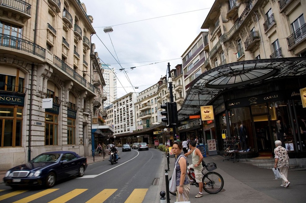 Zakaj so skočili z balkona? Člani družine so imeli diplome in uspešne kariere (foto: profimedia)