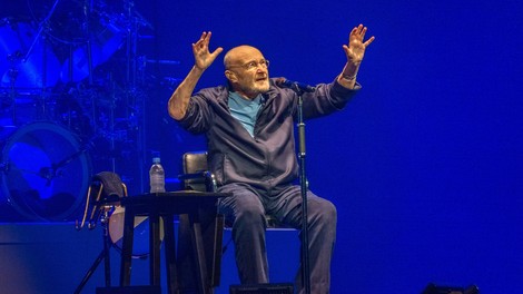 Phil Collins hudomušno napovedal slovo: "Po nocojšnjem večeru si bomo morali poiskati prave službe"
