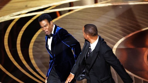 Škandal na podelitvi Oskarjev: Will Smith klofnil Chrisa Rocka