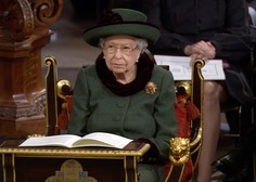 Kraljica Elizabeta II. prvič po bolezni v javnosti: kaj jo je ganilo do solz?