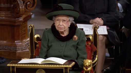 Kraljica Elizabeta II. prvič po bolezni v javnosti: kaj jo je ganilo do solz?