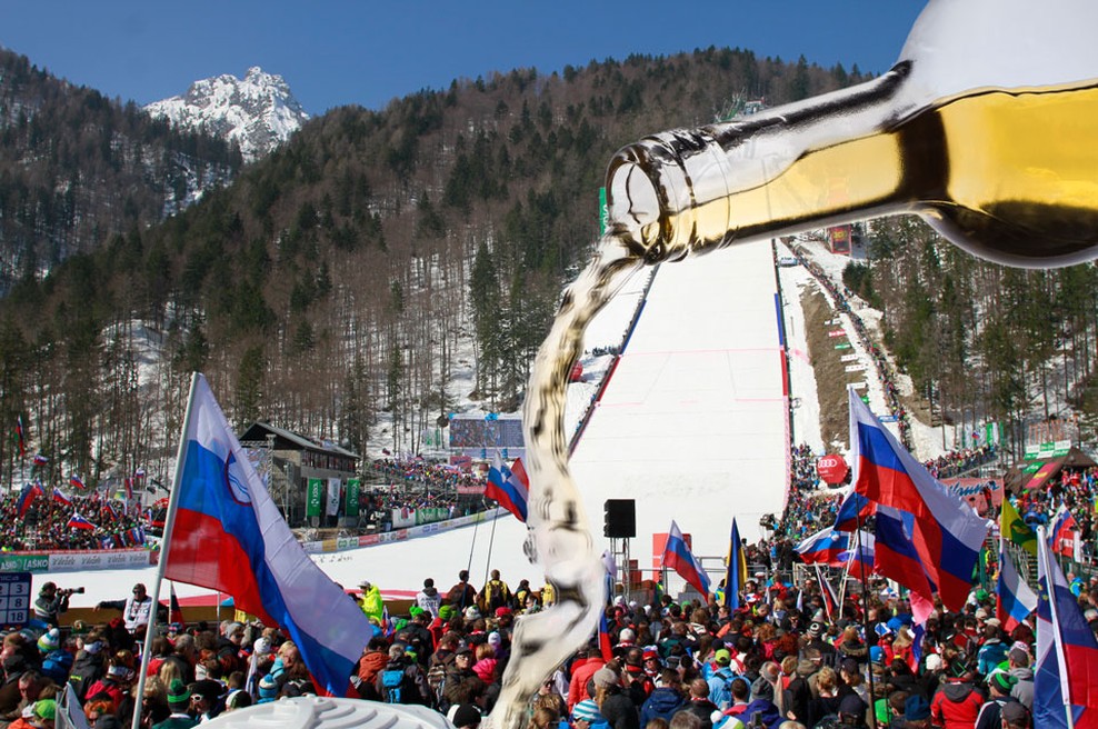 NE BOSTE VERJELI, kako so v Planico pretihotapili alkohol! (foto: Goran Antley, Shutterstock/fotomonontaža)
