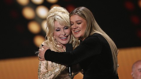 Kelly Clarkson in Dolly Parton.