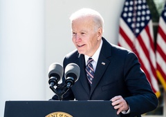 VIDEO: Sramota? Biden po govoru stegnil roko ... v prazno!