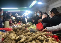 (VIDEO) Panika na Kitajskem: "Čakalne vrste v trgovinah in po tržnicah so se raztezale skozi vrata, po ulicah"