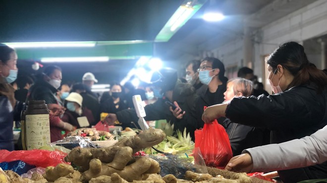 (VIDEO) Panika na Kitajskem: "Čakalne vrste v trgovinah in po tržnicah so se raztezale skozi vrata, po ulicah" (foto: Profimedia)