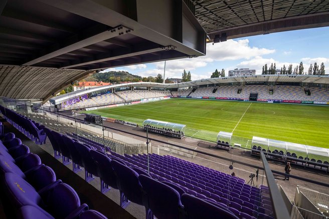 Maribor sprejel odločitev, ki odmeva: na vijoličasti klopi legenda iz ... Ljubljane! (Vsi niso navdušeni)
