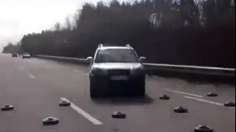 NAPETO! Poglejte, kako previdno se ukrajinski vozniki izogibajo ruskim minam (VIDEO)