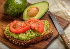 Avokado lahko zamenjate s to cenejšo in zelo okusno zelenjavo: pripravite slasten namaz, ki se bo odlično ujemal z opečenim kruhkom