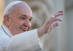 Kristjani obeležujejo največji krščanski praznik, množico vernikov pričakujejo v Vatikanu