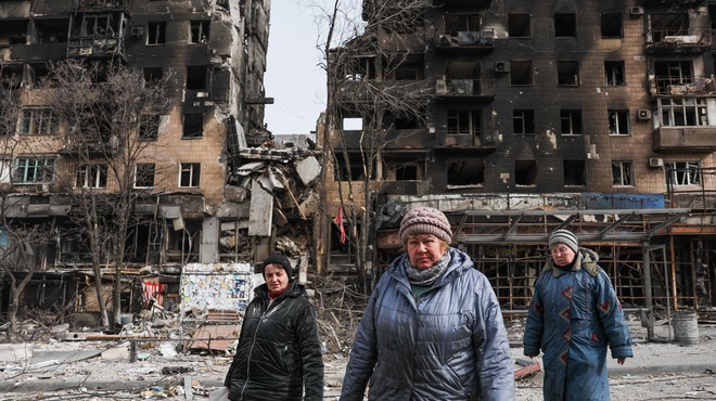 Ukrajinski civilisti v uničenem Mariupolju. (foto: Profimedia)