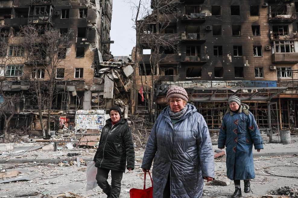 Ukrajinski civilisti v uničenem Mariupolju. (foto: Profimedia)