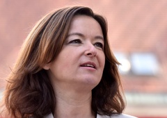 Kdo je Tanjo Fajon pozval k odstopu?