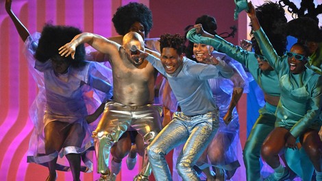 Zmagovalec Grammyjev - Jon Batiste - ima doma psičko s prav posebnimi lastnostmi!