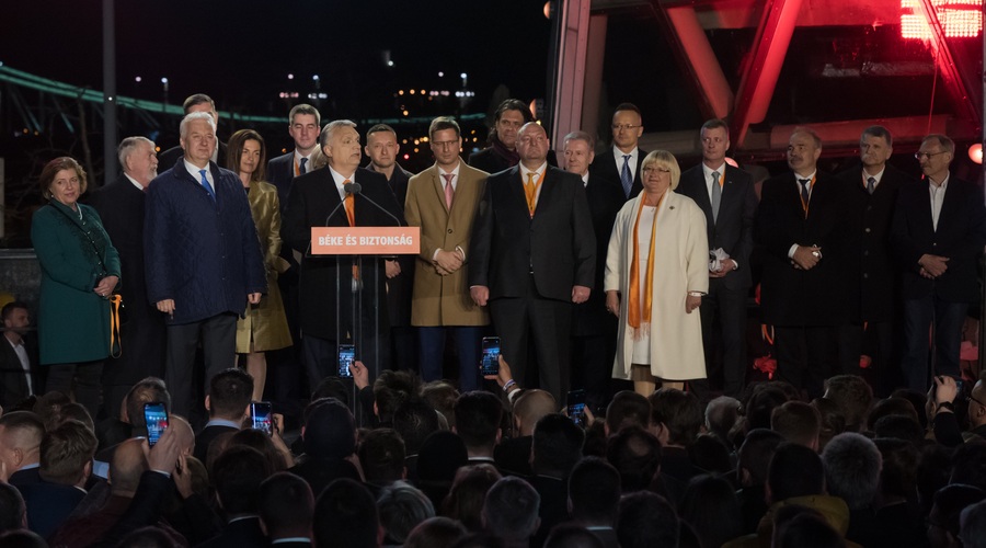 (VIDEO) Je šel predaleč? TAKO je zmago proslavil Viktor Orban (foto: Profimedia)