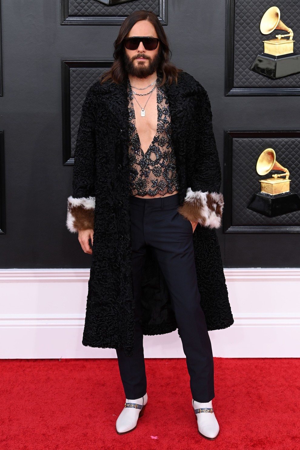 Jared Leto je tisti moški, ki vedno znova preseneti. Za njegov ekscentričen izgled je poskrbel Gucci. Izgledal je tako dobro, …