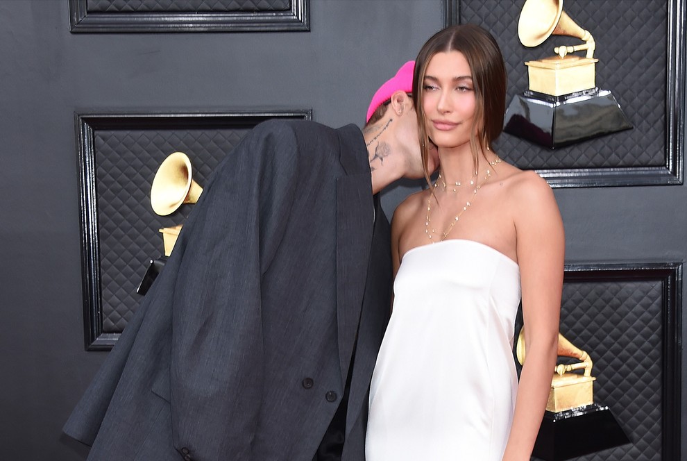 Če Oskarji veljajo za večer glamurja in zadržane elegance, so Grammyji podelitev, na kateri je povabljenim dovoljeno nekoliko več ... …