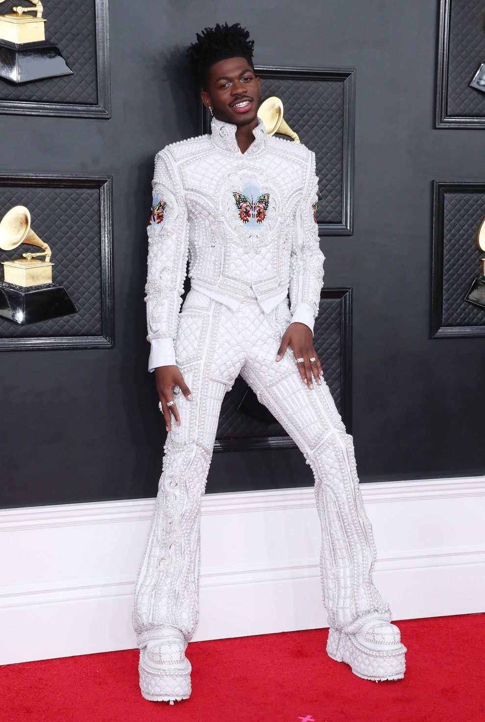 Ameriški pevec in raper Lil Nas X je blestel oblečen v bisere, pripete na angelsko belo obleko. Ob Jaredu Letu …