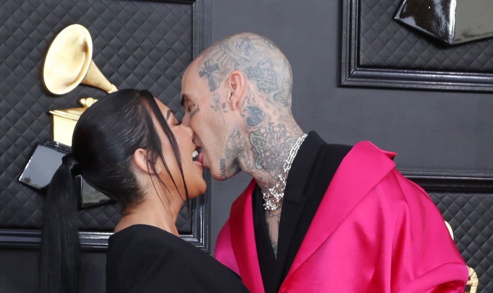 Kdo je PONOVNO požel največ pogledov? Zvezdnica resničnostnih šovov Kourtney Kardashian z zaročencem, bobnarjem skupine Blink 182, Travisom Barkerjem.
