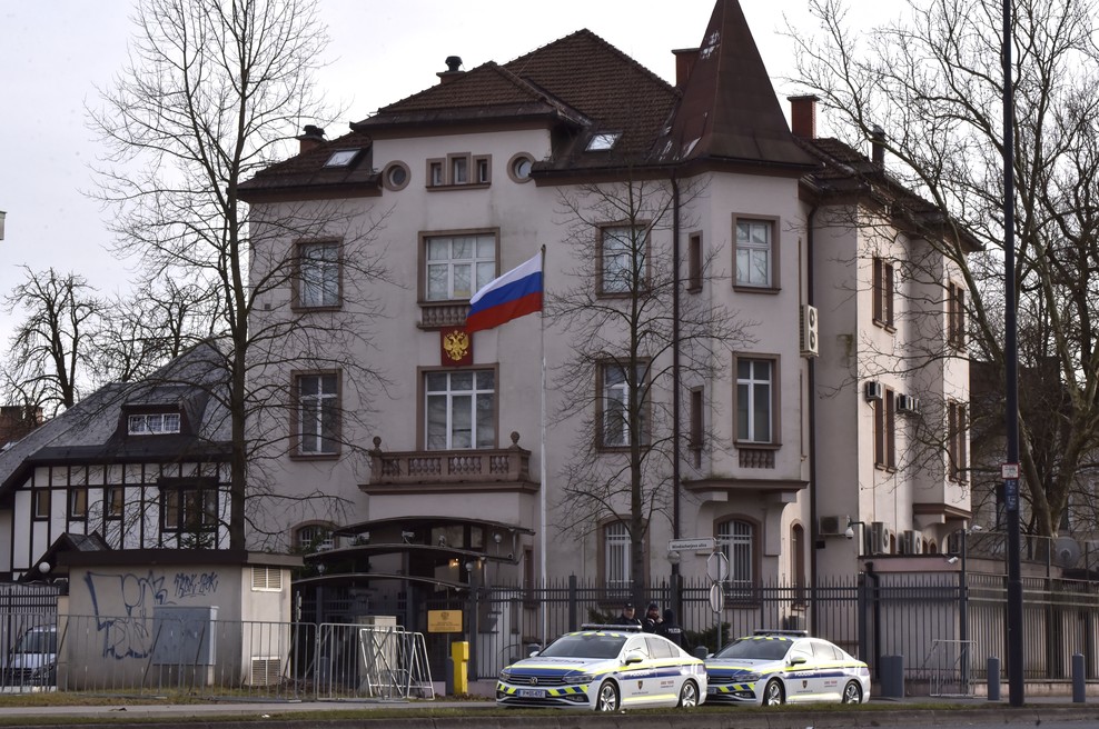 Kakšna usoda čaka ruske diplomate v Sloveniji? (foto: Bobo)