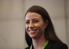 Evropska poslanka na zaslišanje ni prišla sama. Ne boste verjeli, kdo jo je spremljal