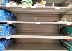 Zakaj ljudje mrzlično in na ZALOGO kupujejo olje in moko? (Strokovnjaki RAZLAGAJO)