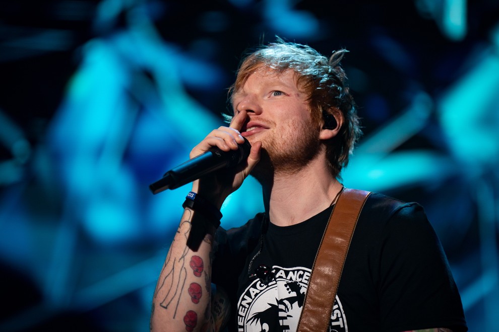 2. Ed Sheeran Ed Sheeran je pametni telefon uporabljal do leta 2015, potem ko je spoznal, da mu ta prinaša …
