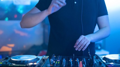 Slavni DJ pričakuje otroka s 30-let mlajšo manekenko